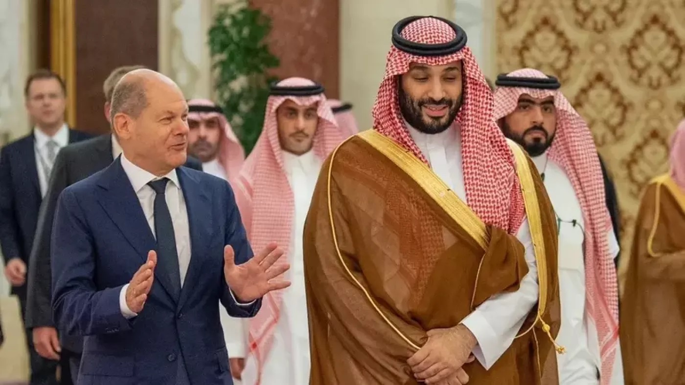 Thủ tướng Đức Olaf Scholz (bên trái) gặp Thái tử Saudi Arabia Mohammed bin Salman (bên phải) tại Al-Salam Palace ngày 24-9. Ảnh: Saudi Press Agency	