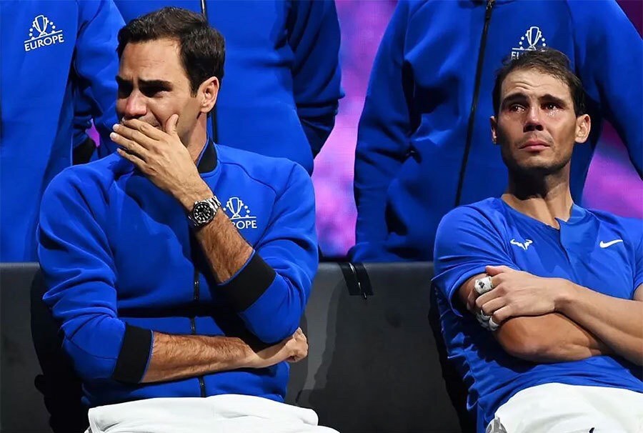 Nadal ngồi bên cạnh cũng rơi nước mắt khi chứng kiến sự nghiệp của Federer- kình địch và người bạn-đi đến hồi kết. Ảnh: M.M