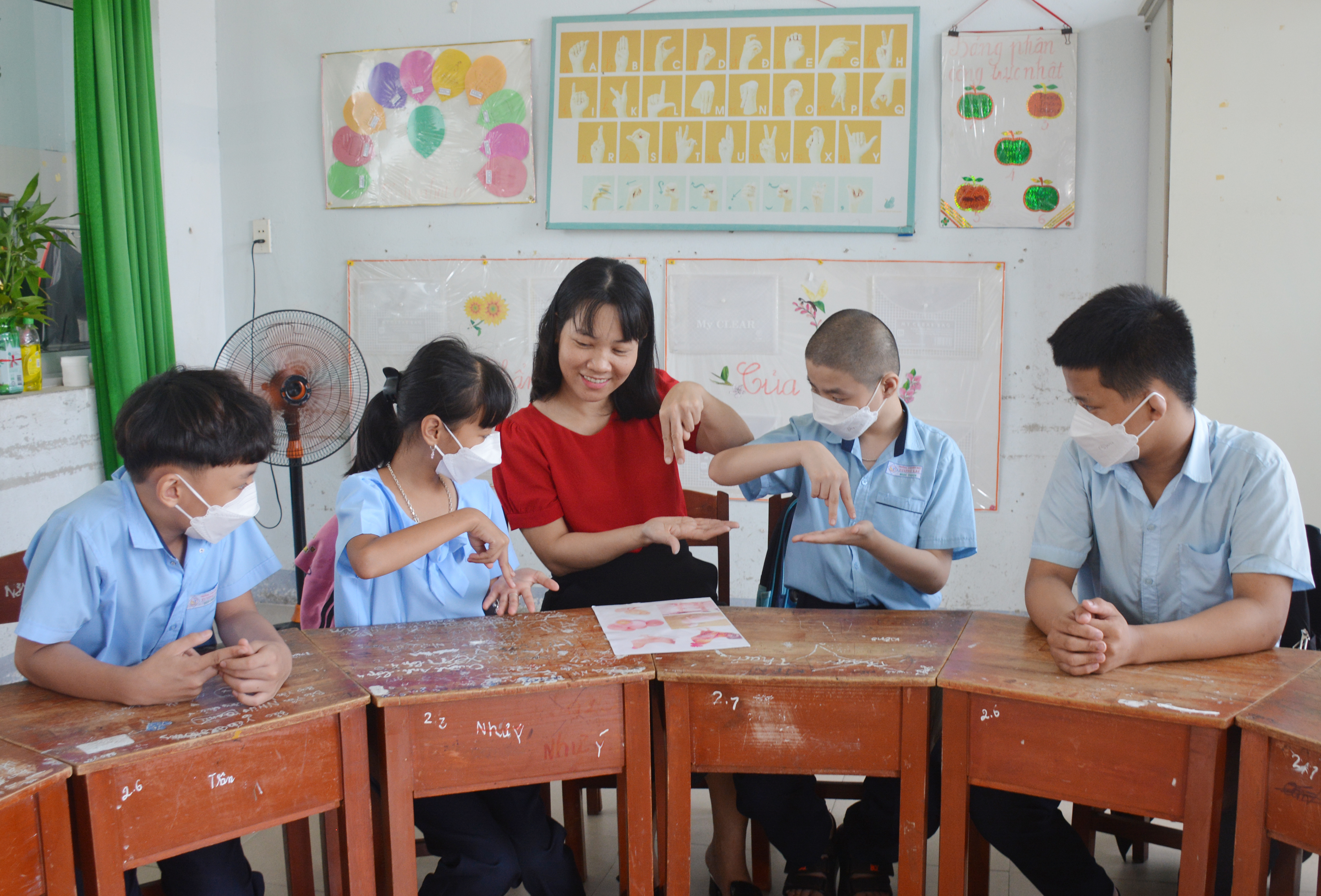 Ms. Nguyen Thi Hoai Thu teaches deaf students how to recognise animals using sign language. Photo: LE VAN THOM