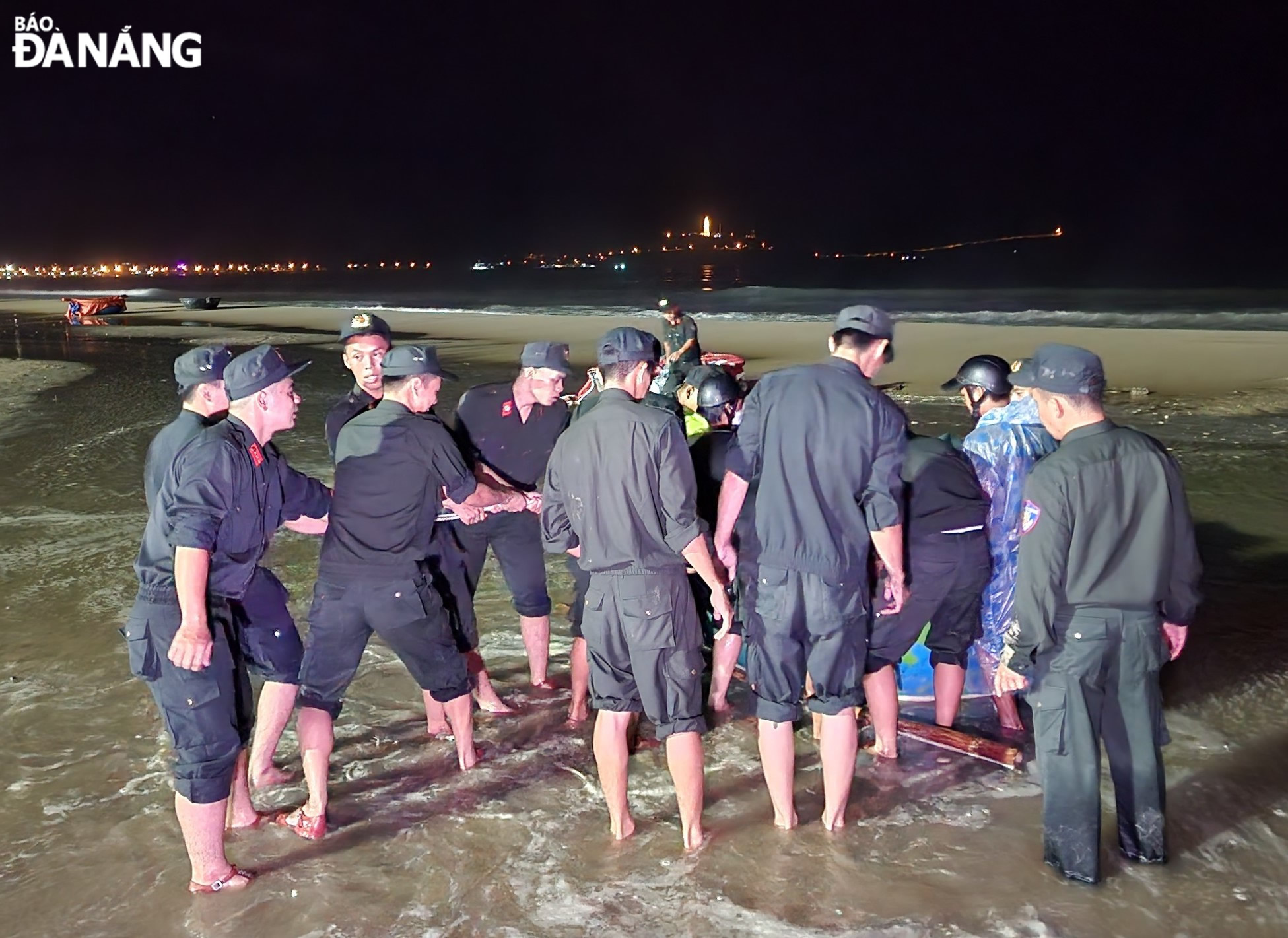 Cán bộ, chiến sĩ Phòng Cảnh sát cơ động Công an thành phố giúp ngư dân đưa phương tiện, ngư lưới cụ vào bờ.