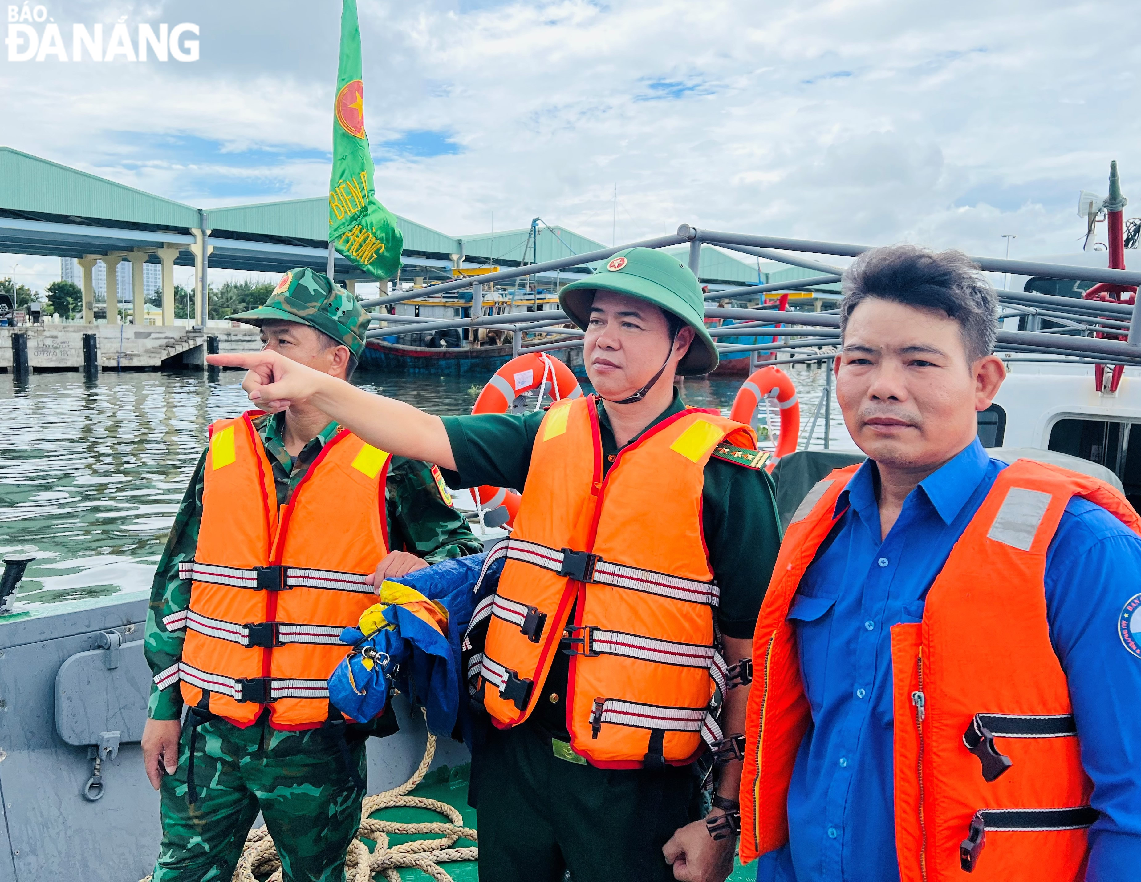 BĐBP thành phố tuyên truyền, hướng dẫn tàu thuyền về neo đậu tránh bão tại Âu thuyền Thọ Quang.