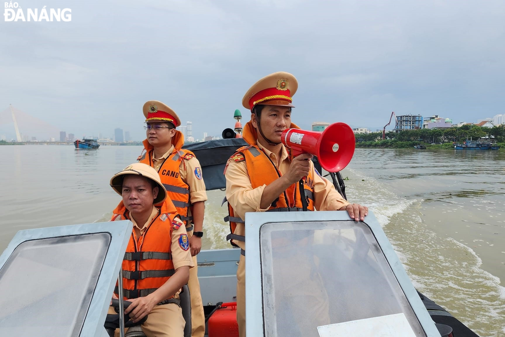 Lực lượng Cảnh sát giao thông đường thủy thuộc Phòng Cảnh sát giao thông Công an thành phố tăng cường tuần tra kiểm soát, tuyên truyền nhắc nhở tàu thuyền neo đậu trên sông Hàn.