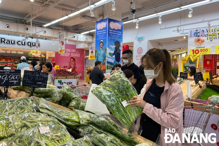 Rau xanh là một trong những mặt hàng được mua nhiều trong hai ngày qua. Trong ảnh: Người dân mua sắm tại siêu thị Go Big C sáng 26-9. Ảnh: GIAO THỦY