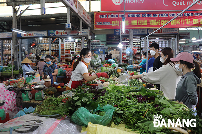 Purchasing power at wet markets increases sharply, but basic prices remained stable. Leafy green vegetables, eggs, fish, meat, rice, and instant noodles of all kinds are best-selling items. In the photo: Shoppers at the Dong Da wet market on the morning of September 26. Photo: KHANH HOA
