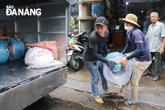 Such items as cables, screws, bags and tarpaulins are amongst the best sellers. In the photo: Staff at the Muoi Bi Store located at 60 Nguyen Trai loading cables to the car for customers on the morning of September 26. Photo: KHANH HOA