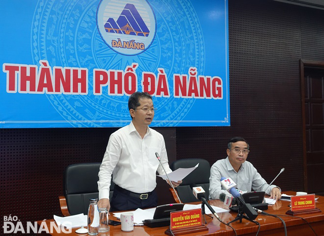 Da Nang Party Committee Secretary Nguyen Van Quang (right) and municipal Peoples Committee Chairman Le Trung Chinh chairing an urgent meeting