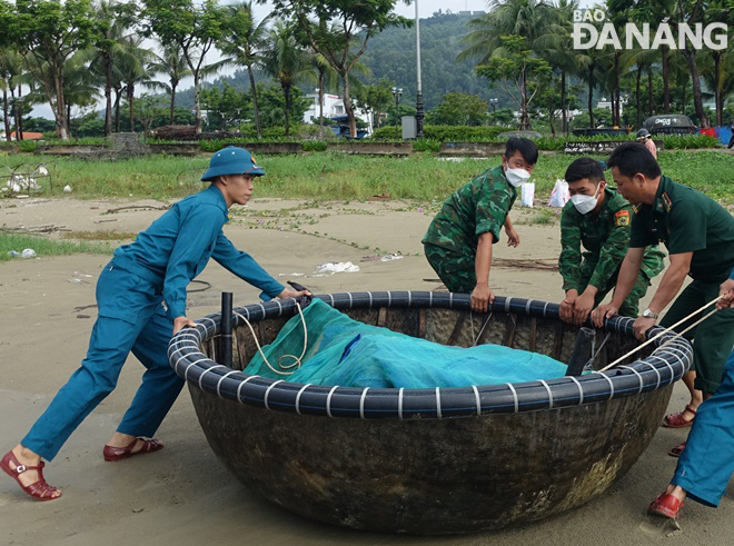 Quận Sơn Trà đã hoàn tất cẩu, kéo ghe, thúng lên bờ trú bão.