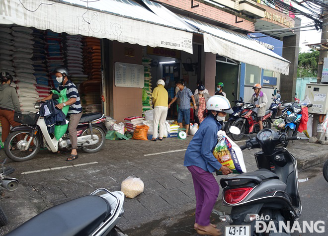 Nhiều người dân đến mua gạo ở một đại lý trên đường Nguyễn Lương Bằng (quận Liên Chiểu).