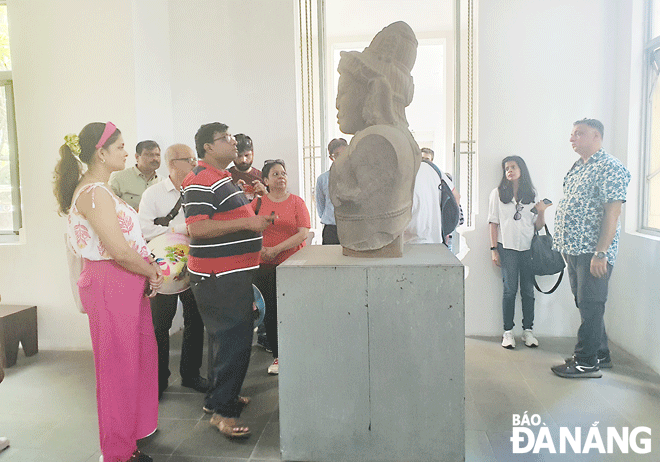 Đoàn khách Ấn Độ tham quan tại Bảo tàng Điêu khắc Chăm. Ảnh: THU HÀ	