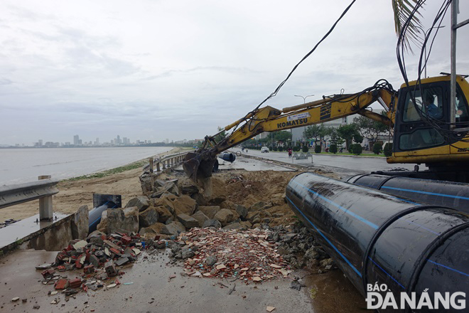 A construction unit poured more stones to strengthen the embankment along the Thanh Khe Beach