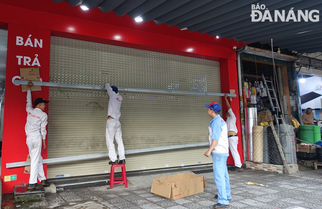 Employees of an enterprise located on Ton Duc Thang Street, Lien Chieu District are seen reinforcing the headquarters
