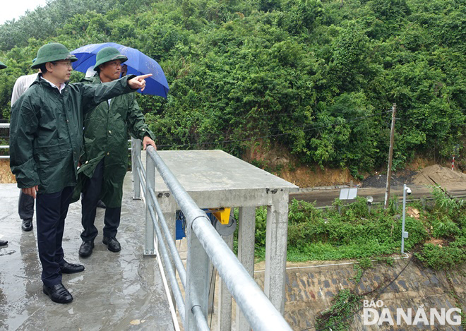 Bí thư Thành ủy Nguyễn Văn Quảng (bìa trái) kiểm tra công tác ứng phó lũ quét tại công trình đập dâng Nam Mỹ. Ảnh: HOÀNG HIỆP