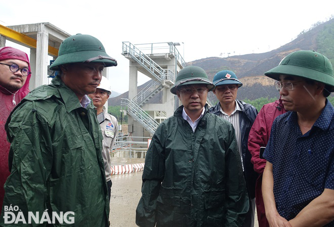 Bí thư Thành ủy Nguyễn Văn Quảng yêu cầu huyện Hòa Vang tập trung sơ tán dân, ứng phó bão và lũ quét, sạt lở đất.