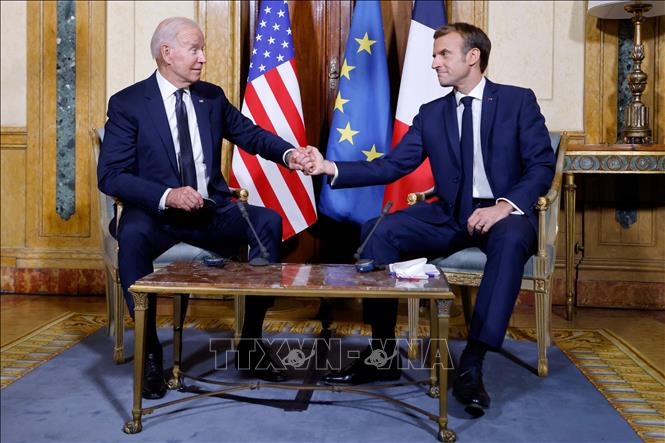 Tổng thống Mỹ Joe Biden và Tổng thống Pháp Emmanuel Macron (phải) tại cuộc gặp ở Rome, Italy, ngày 29-10-2021. Ảnh tư liệu: AFP/TTXVN