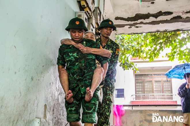 Lực lượng Biên phòng thuộc Ban Chỉ huy Biên phòng cửa khẩu cảng Đà Nẵng hỗ trợ chính quyền đưa người dân đi sơ tán.