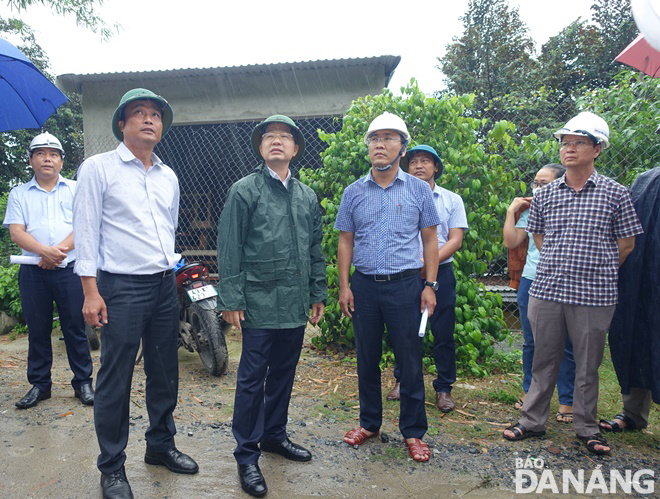 When visiting the landslide area at the Le My Hill, Hoa Lien Commune, Secretary Quang (third from the left) asked the district authorities to be active and proactive in evacuating people, not wait for the order.