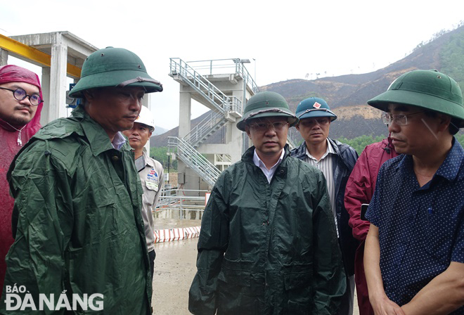 Secretary Quang (middle) asked the Hoa Vang District authorities to focus on evacuating people, and responding to storms and flash floods and landslides.