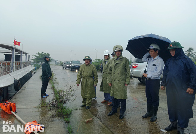 Chủ tịch UBND thành phố Lê Trung Chinh kiểm tra thực tế công tác neo đậu tàu thuyền tại khu vực Hói Kiểng, quận Ngũ Hành Sơn. Ảnh: HOÀNG HIỆP