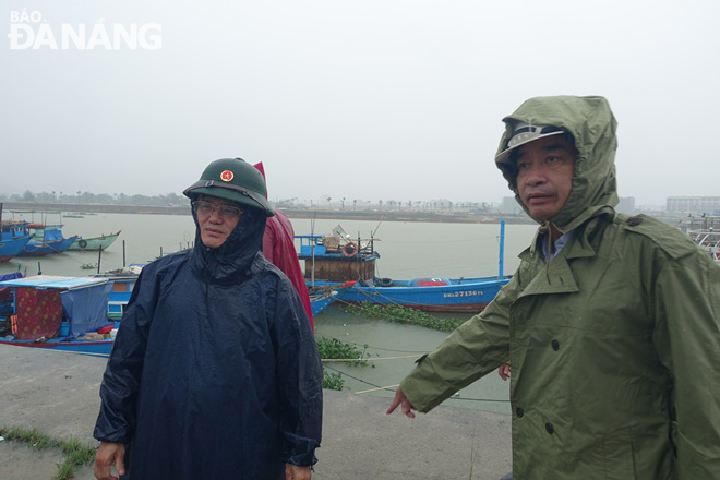 Chủ tịch UBND thành phố Lê Trung Chinh (bìa phải) chỉ đạo các đơn vị kiểm tra, kiên quyết không để người ở lại trên các tàu, thuyền để bảo đảm an toàn. Ảnh: HOÀNG HIỆP