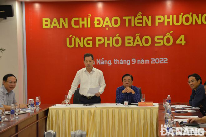 Bí thư Thành ủy Nguyễn Văn Quảng báo cáo công tác triển khai ứng phó bão số 4. Ảnh: HOÀNG HIỆP