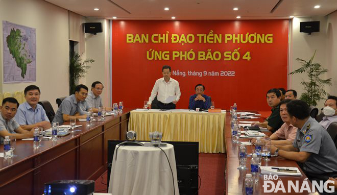 Bí thư Thành ủy Nguyễn Văn Quảng báo cáo tại cuộc họp.