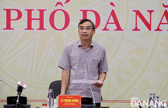 Chủ tịch UBND thành phố Lê Trung Chinh báo cáo tại cuộc họp.