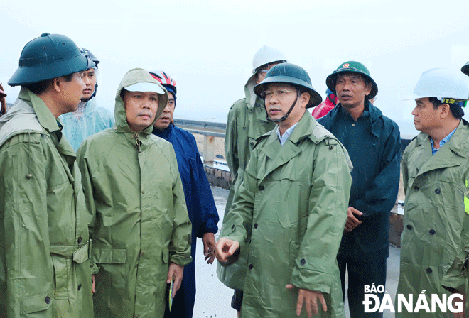 Bí thư Thành ủy Nguyễn Văn Quảng (thứ 3, bên phải sang) kiểm tra công tác phòng, chống bão tại quận Thanh Khê. Ảnh: NGỌC PHÚ