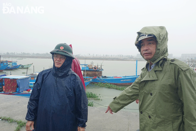 Chủ tịch UBND thành phố Lê Trung Chinh (bên phải) chỉ đạo các đơn vị kiểm tra, kiên quyết không để người ở lại trên các tàu, thuyền để bảo đảm an toàn.  Ảnh: HOÀNG HIỆP