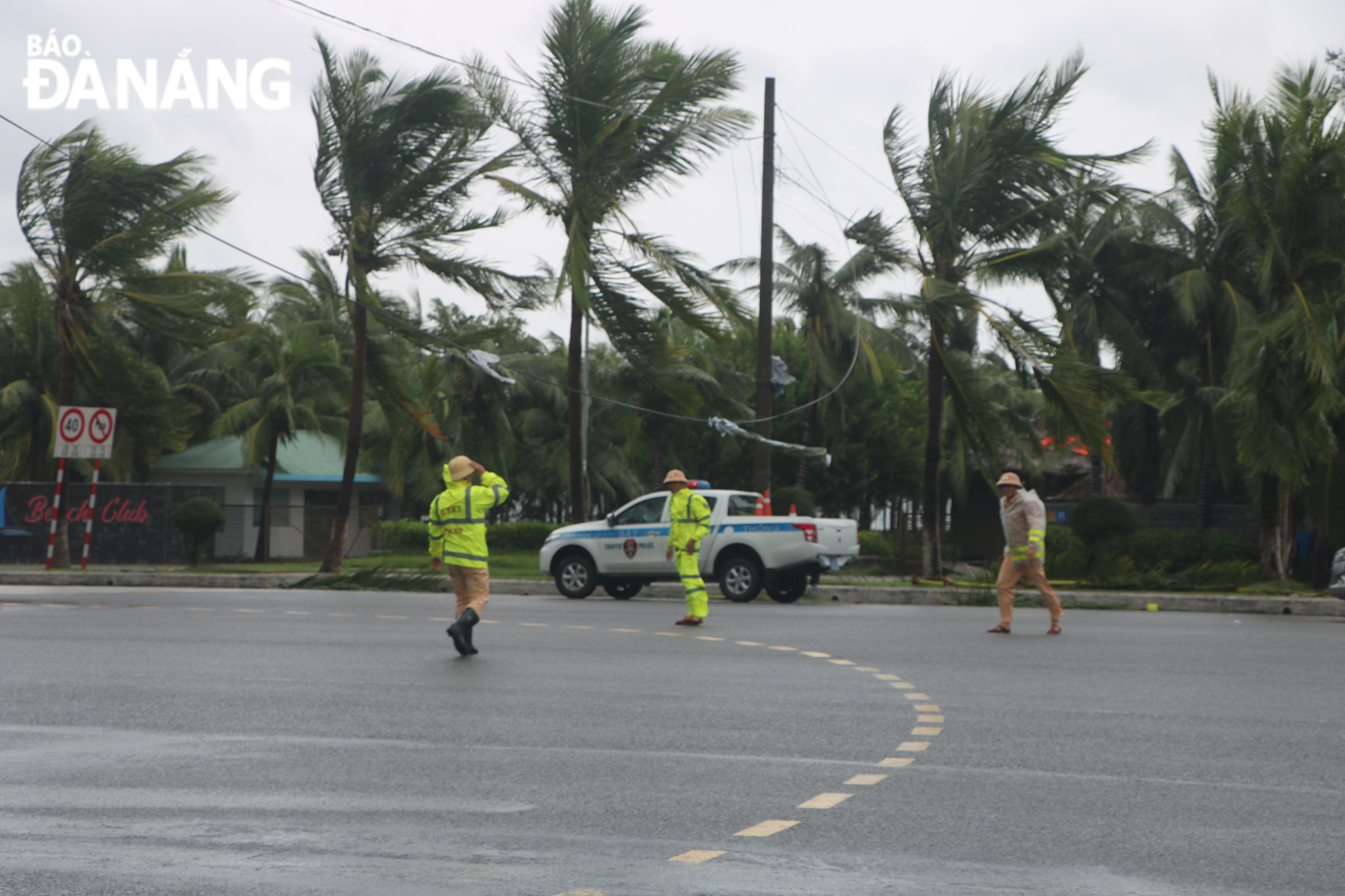  Traffic police are seen on duty at Vo Nguyen Giap street. Photo: VAN HOANG