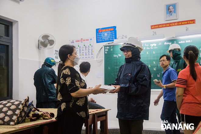 Free dinners are given to evacuees in Thuan Phuoc Ward. Photo: BAO LAM 