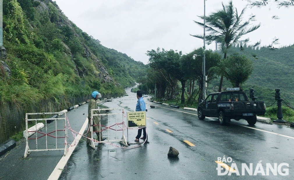 Barriers were set up along road leading to the Son Tra Peninsula to prevent locals and tourists from travelling to the tourist site during the typhoon. Photo: THANH LAN