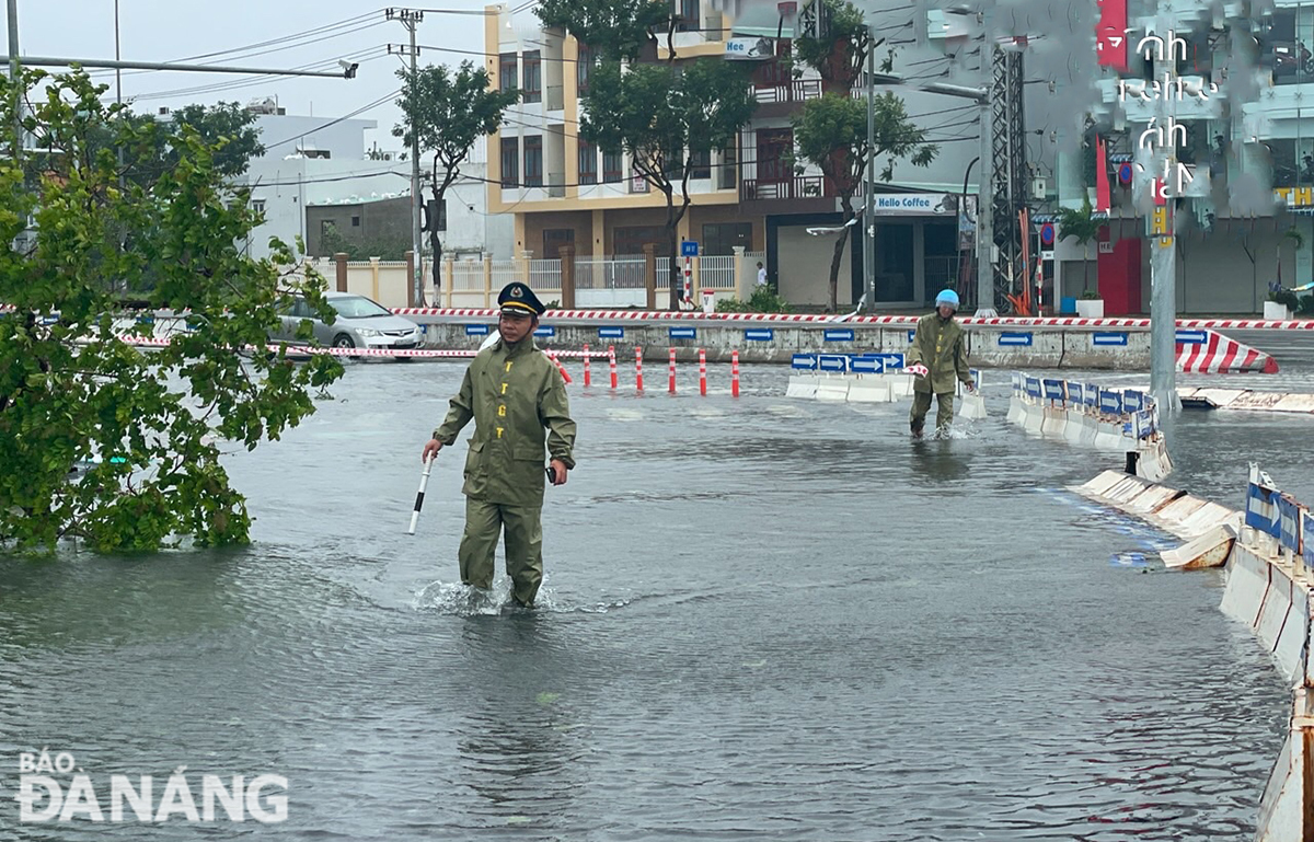 Traffic police are on duty to rearrange traffic at the western end of the Tuyen Son Bridge. Photo: THANH LAN