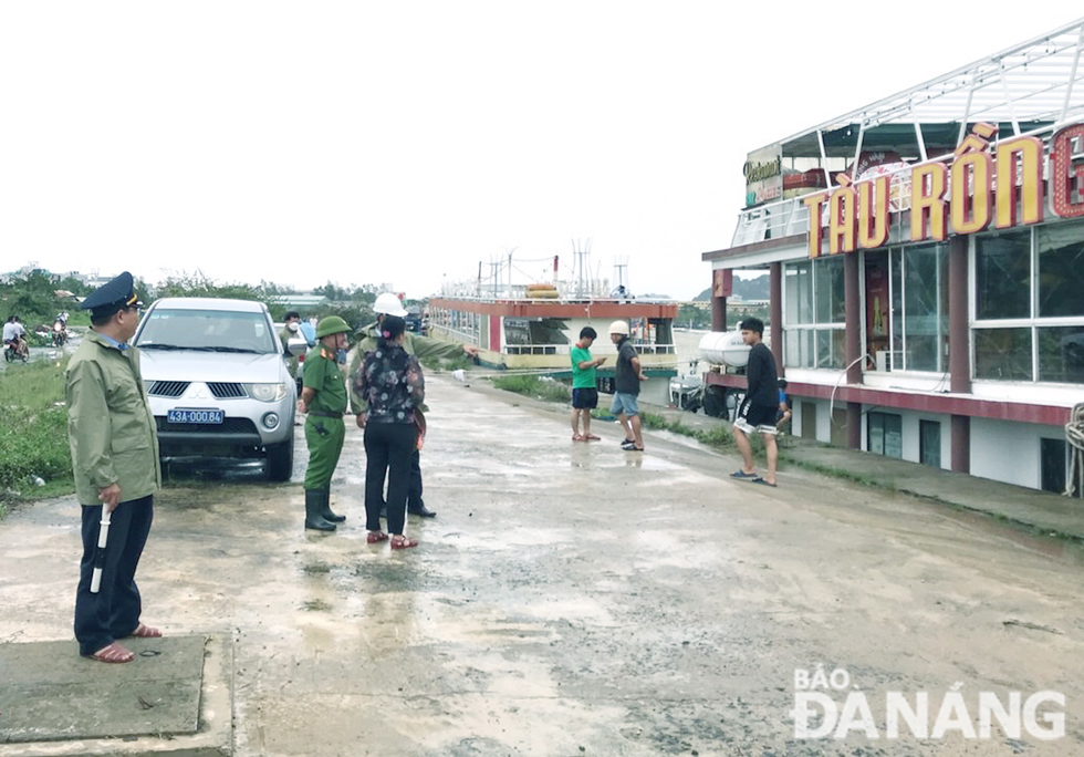 Traffic inspectors checking the K20 storm shelter. Photo: THANH LAN