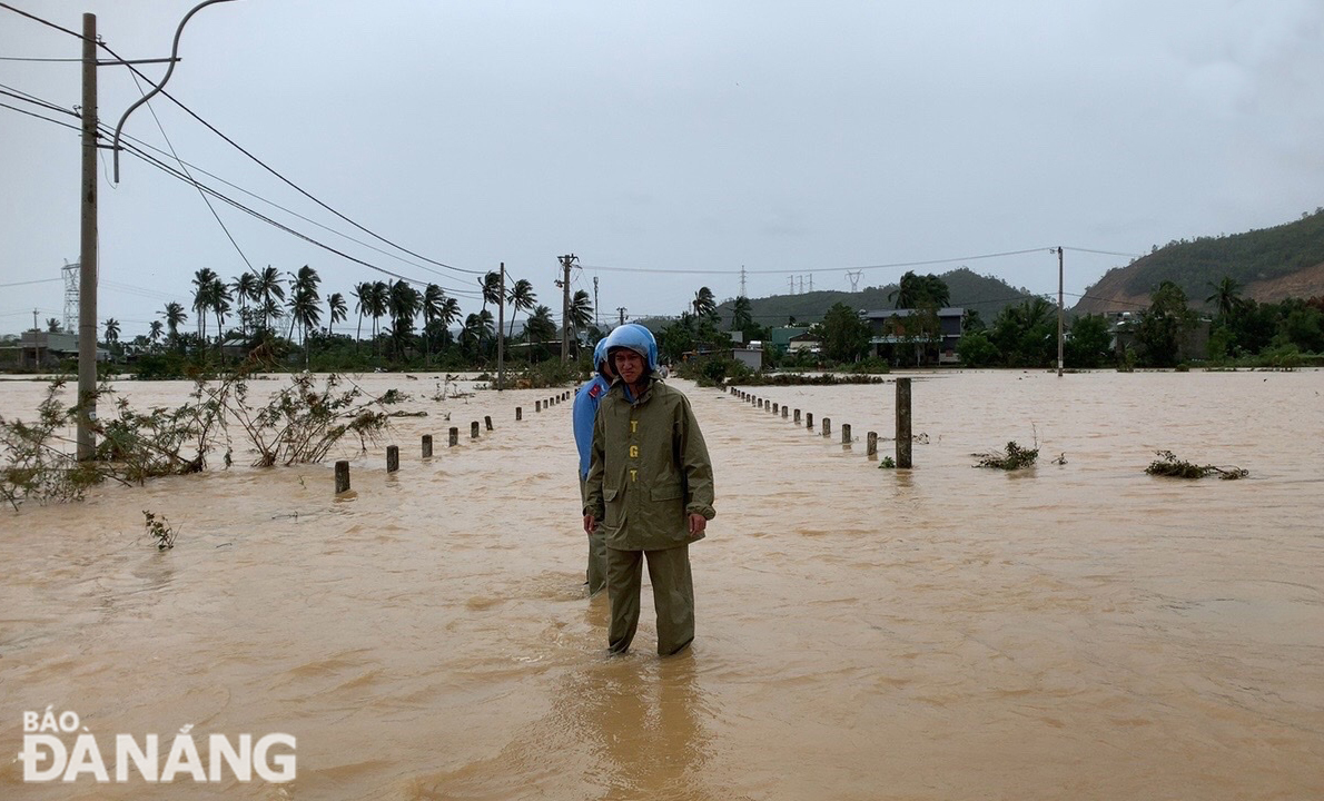 A checkpoint is set up to prevent people from travelling to flooded road through Hoa Lien Commune. Photo: THANH LAN