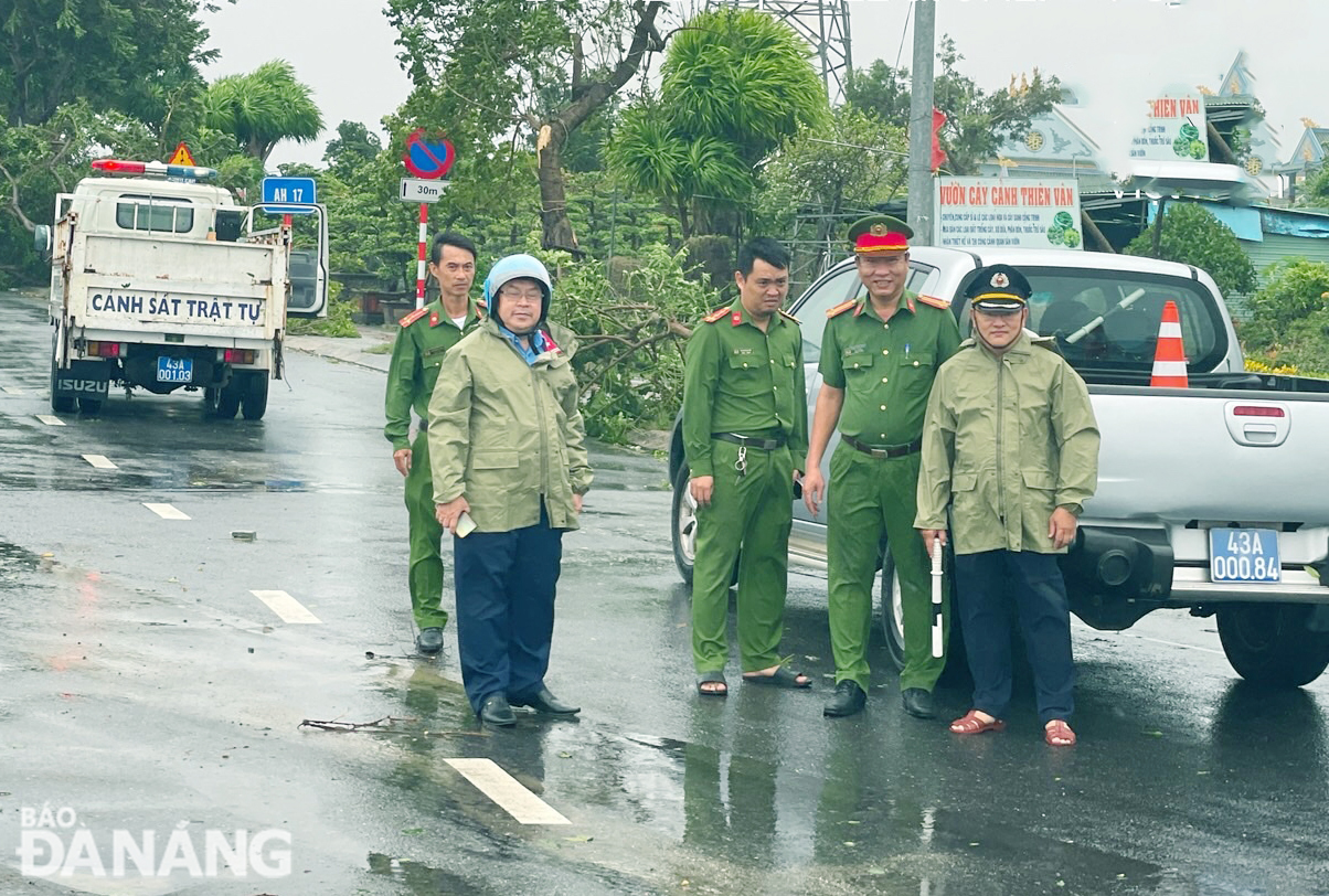 Traffic inspectors coordinate with the police force to set up checkpoins at dangerous areas. Photo: THANH LAN