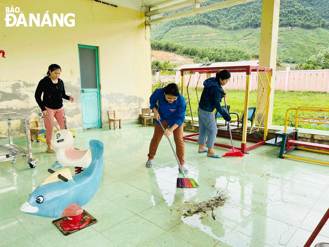 Các cô giáo Trường mầm non Hòa Bắc (xã Hòa Bắc, huyện Hòa Vang) tổng dọn vệ sinh trường lớp để đón học sinh trở lại trường. Ảnh: HOÀNG HIỆP