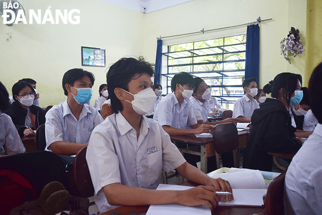 Nhiều học sinh đã hình thành thói quen đeo khẩu trang. Trong ảnh: Học sinh Trường THPT Nguyễn Thượng Hiền trong một giờ học. Ảnh: THU DUYÊN