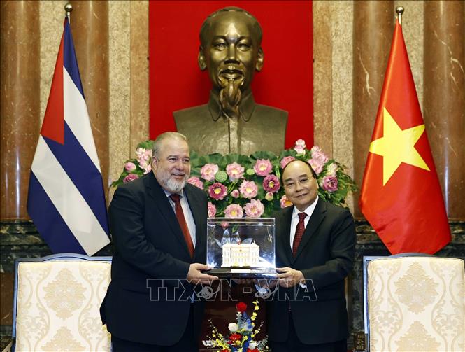 Chủ tịch nước Nguyễn Xuân Phúc tặng quà lưu niệm cho Thủ tướng Cuba Manuel Marrezo Cruz. Ảnh: Thống Nhất/TTXVN