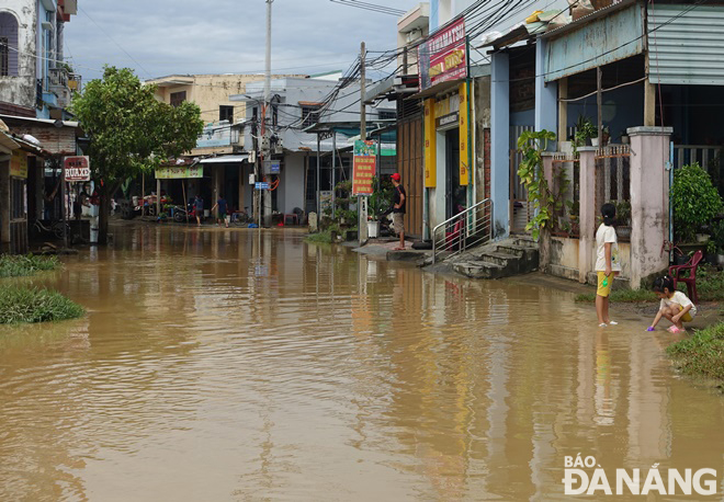 Many flooded roads and residential areas in Hoa Tien Commune, Hoa Vang District are pictured at noon on September 29. Photo: HOANG HIEP