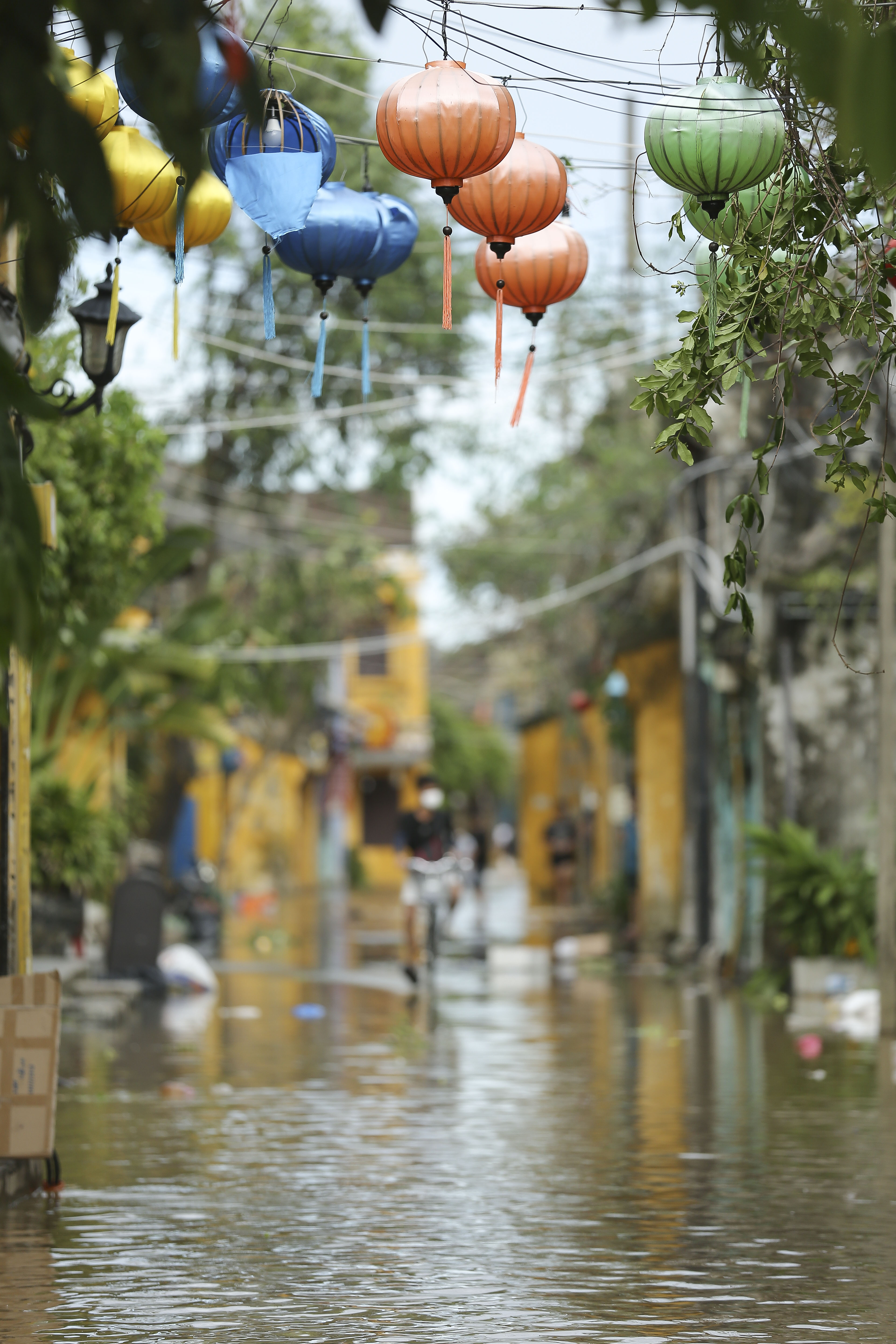 Heavy rain due to the influence of typhoon Noru caused flooding in Hoi An.