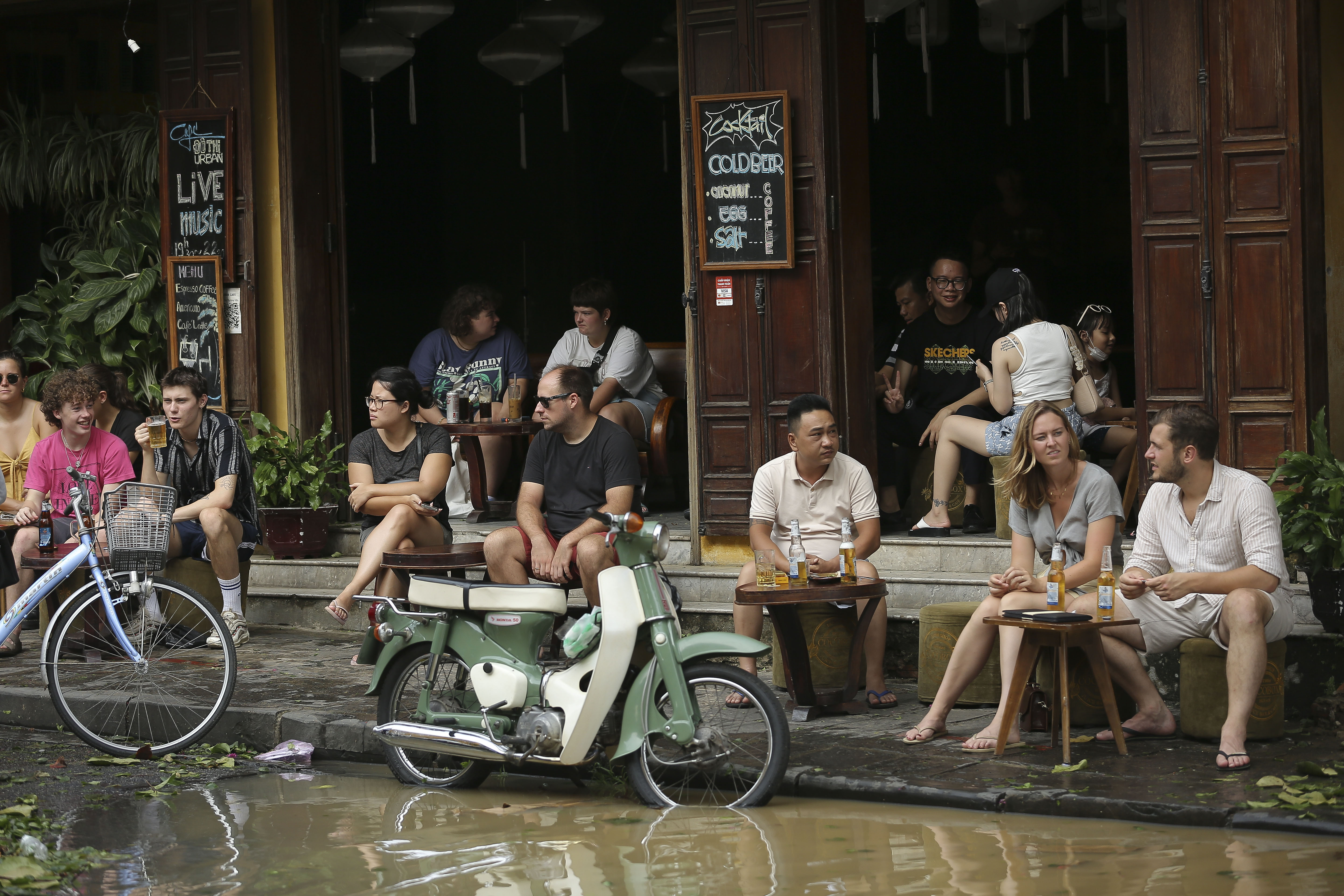 Coffee shops near flooded roads attract large numbers of foreign tourists.