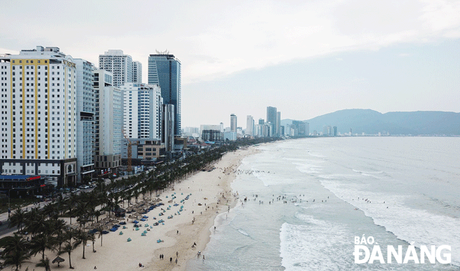 High-rise buildings with the average height of 60m to 80m are proprosed to be built in the riverside and coastal areas to the east of  Da Nang. In the photo: High-rise buildings have been built in the coastal area encompassing Ngu Hanh Son and Son Tra districts. Photo: TRIEU TUNG