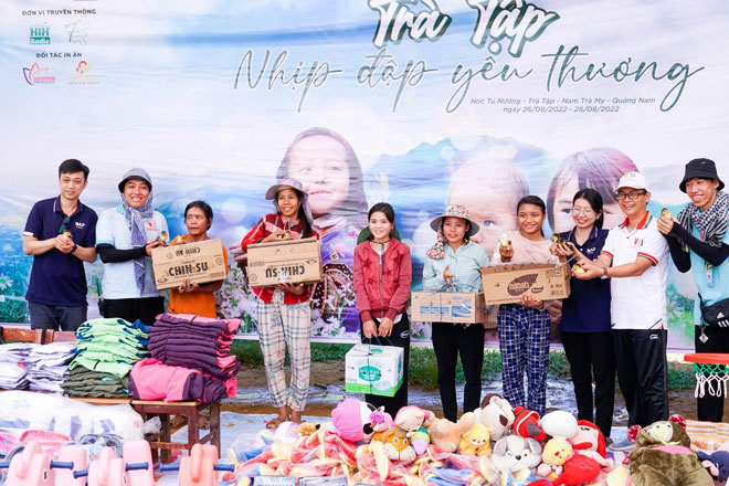 CLB Hand In Hand trao tặng quần áo, chăn và các nhu yếu phẩm cho người dân nóc Tu Nương (xã Trà Tập, huyện Nam Trà My, tỉnh Quảng Nam). (Ảnh do CLB cung cấp)