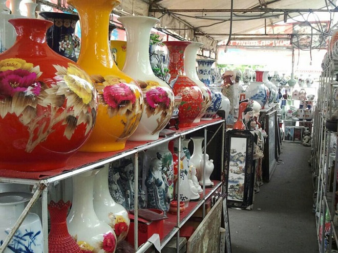 Nhiều sản phẩm gốm gắn mác Bát Tràng được bán tràn lan trên thị trường.