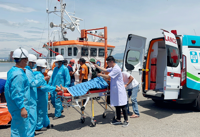 It is necessary to raise awareness of fishermen about preventing occupational accidents at sea. IN THE PHOTO: The Da Nang-based Regional Maritime Search and Rescue Coordination Centre No 2 brings a fisherman who suffered a work-related accident ashore safely (photo taken in July, 2022). (Photo courtesy of Da Nang MRCC)