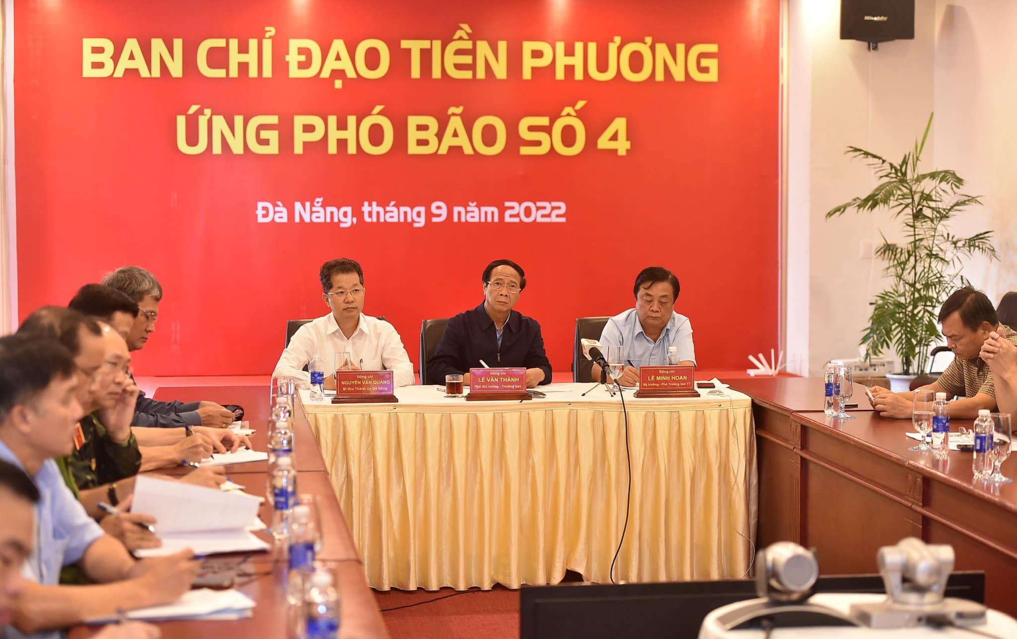 Deputy Prime Minister Le Van Thanh (centre), Minister of Agriculture and Rural Development Le Minh Hoan (right) and Da Nang Party Committee Secretary Nguyen Van Quang were seen at an online meeting on September 28 morning with localities in Central Viet Nam to discuss solutions to overcom the consequences of typhoon Noru. Photo: PV