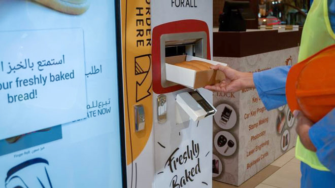 “ATM bánh mì” được đặt ở các siêu thị tại thủ đô Dubai của UAE nhằm phân phát bánh mì miễn phí cho người nghèo. Ảnh: thenationalnews