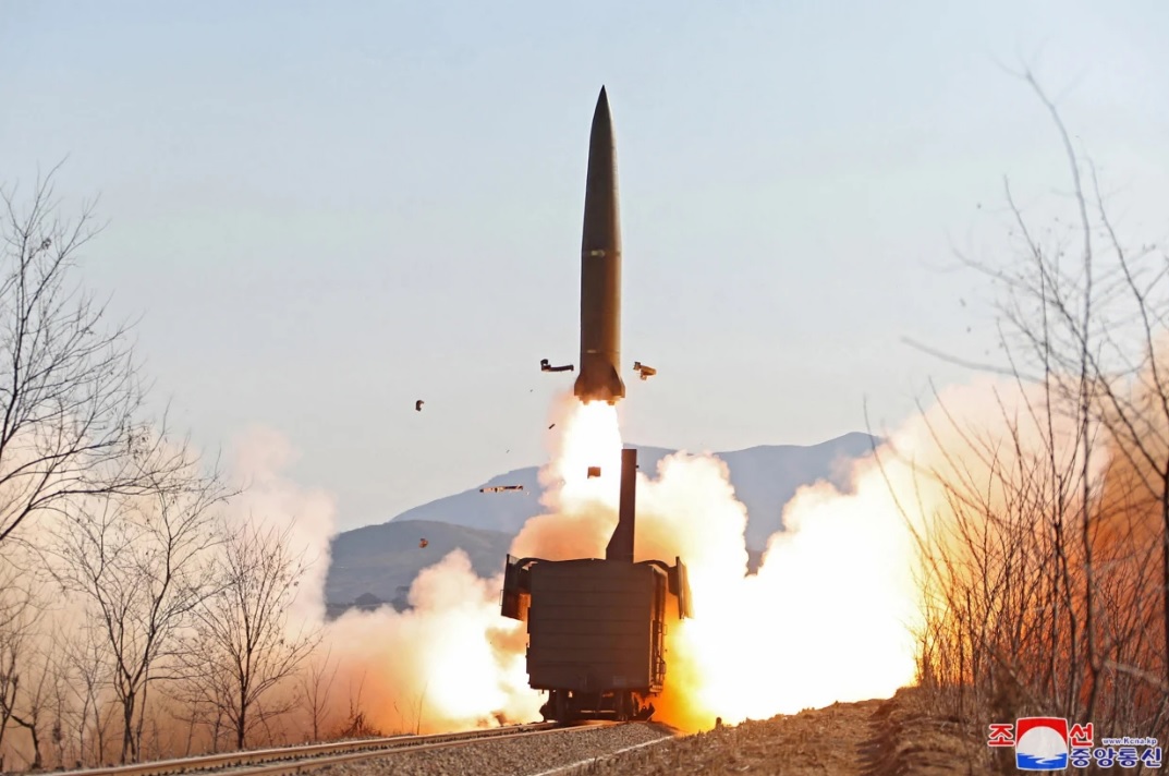 Thế giới tuần qua: Triều Tiên liên tiếp phóng tên lửa; bão lũ hoành hành nhiều nơi