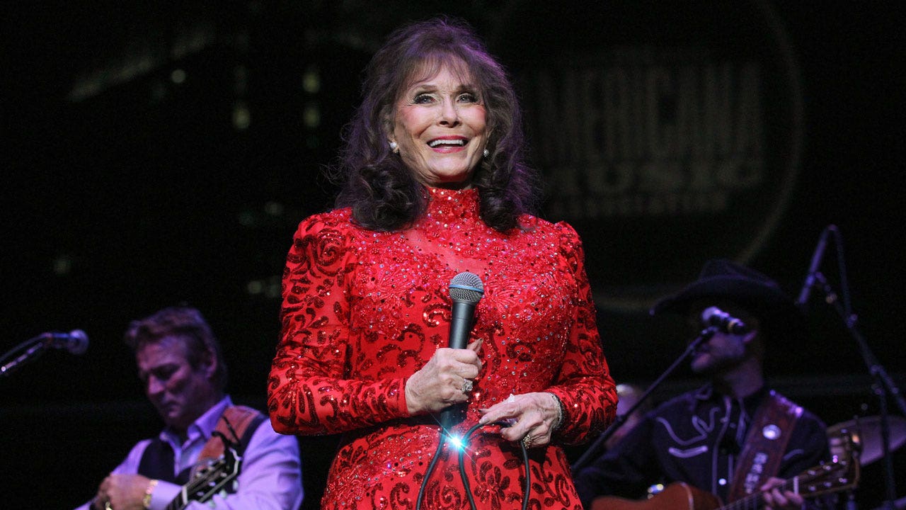 Nữ ca sĩ đồng quê Loretta Lynn qua đời ở tuổi 90