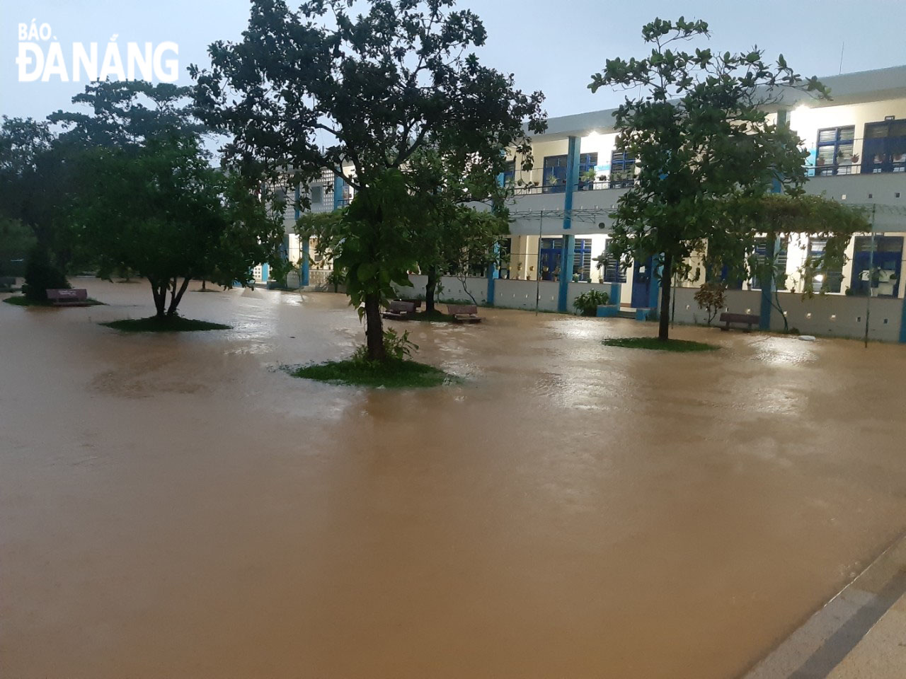 Nhiều trường tại huyện Hòa Vang cho học sinh nghỉ vì ngập nước